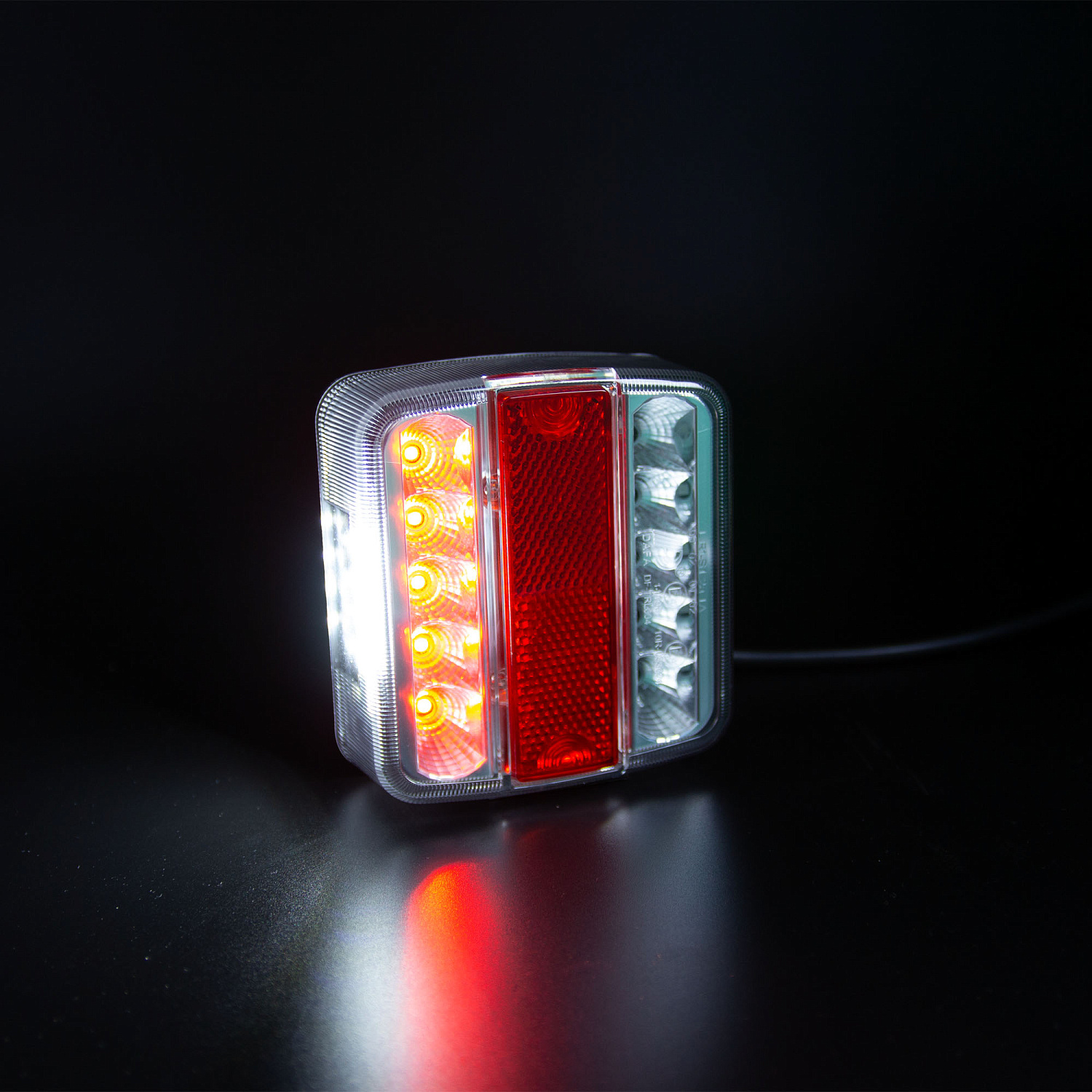 Фонарь задний комбинированный DF-TRL004 DM+